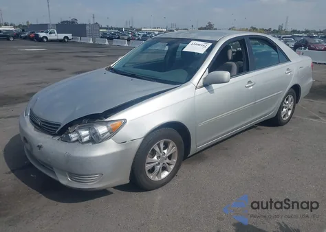 2005 Toyota Camry Le V6 z USA, uszkodzony, nr VIN 4T1BF32K75U106321